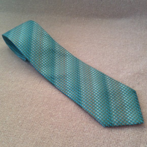 Kenneth Cole Reaction Silk Tie - Picture 1 of 7